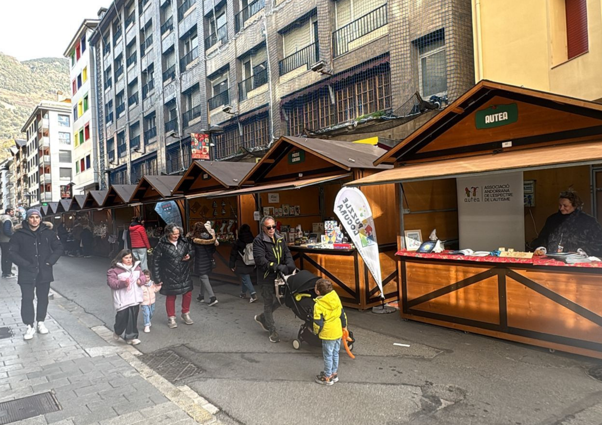Mercado navideño con casetas de madera Mercado navideño con casetas de madera